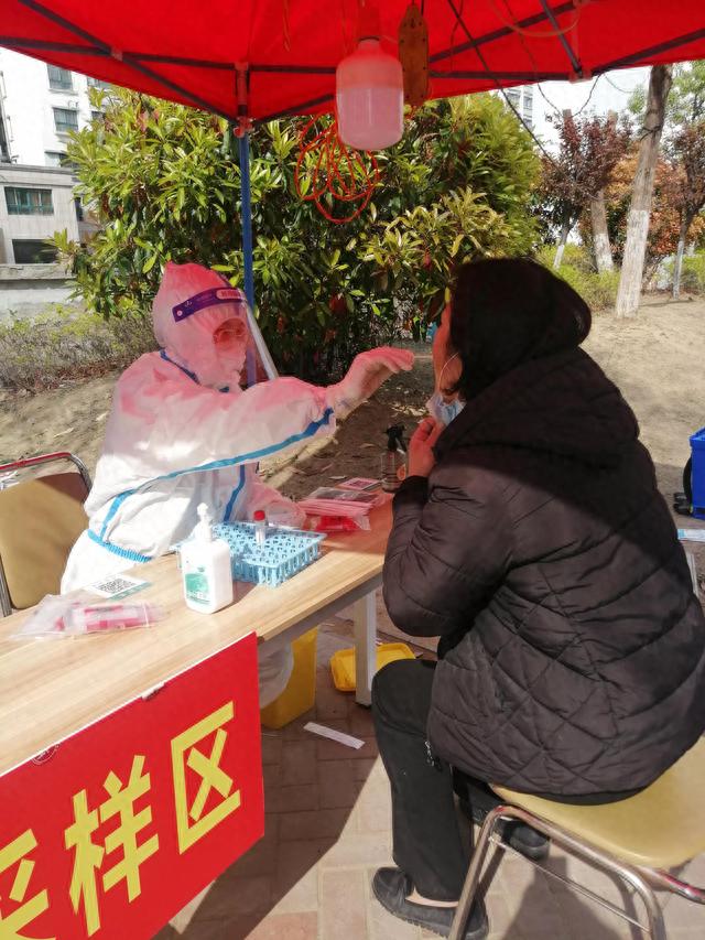 著名网络小说作家张宗锋梅雨情歌深入疫情防控龙潭社区体验生活