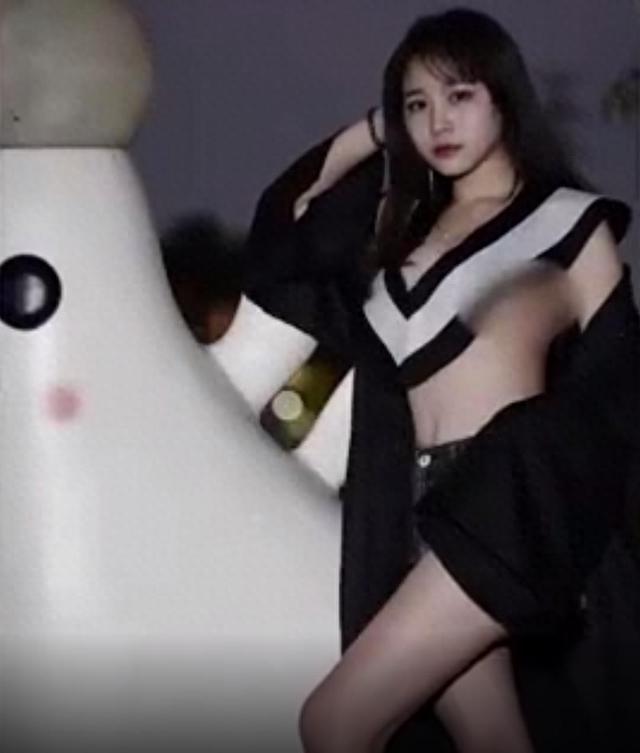 台湾女大学生拍性感学士服照，秀长腿仅用垂布遮胸，网友不淡定了