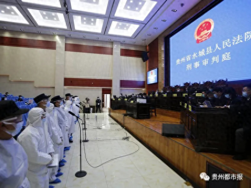 惊天壮举！民警飞身一跃，救回楼顶轻生女子