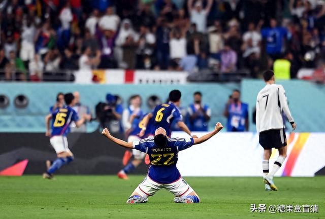 日本队2-1翻盘，中国美女球迷在看台上哭了，球迷的评论太真实