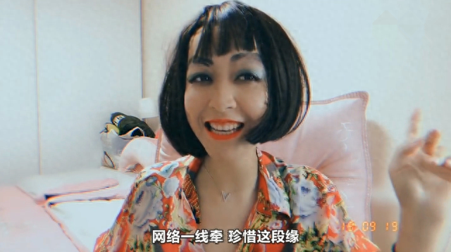 主播辣眼睛，老撕鸡先是男扮女装，现在又和板娘小薇玩捆绑游戏