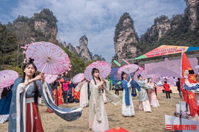 赋能旅游复苏，再添打卡点！张家界为女性朋友送上巨型康乃馨