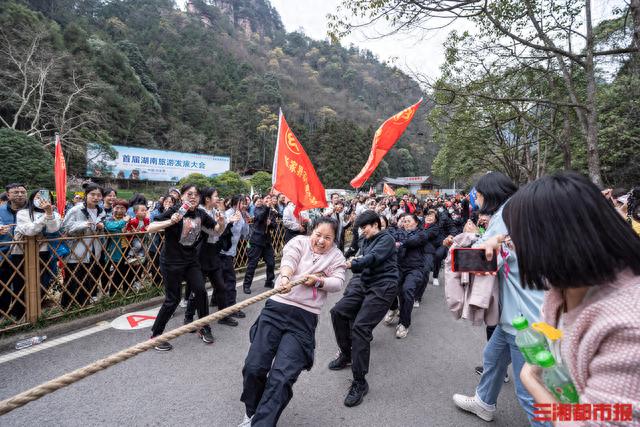 赋能旅游复苏，再添打卡点！张家界为女性朋友送上巨型康乃馨