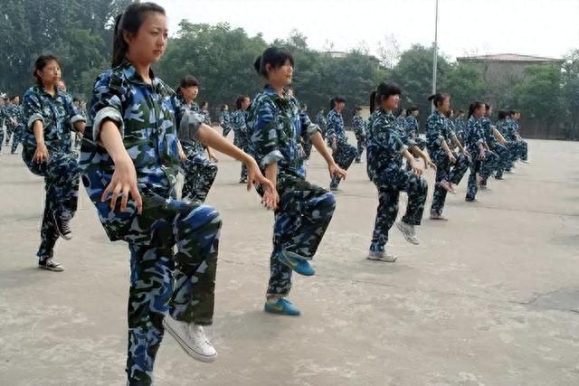 中国第一美女警花，57秒空手攀爬五层楼，每晚单臂推砖100次