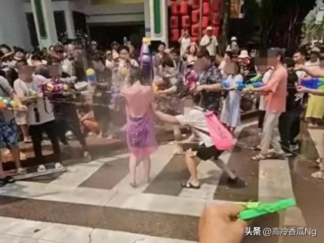 泼水节成性骚扰天堂：身材丰满女性遭受流氓骚扰