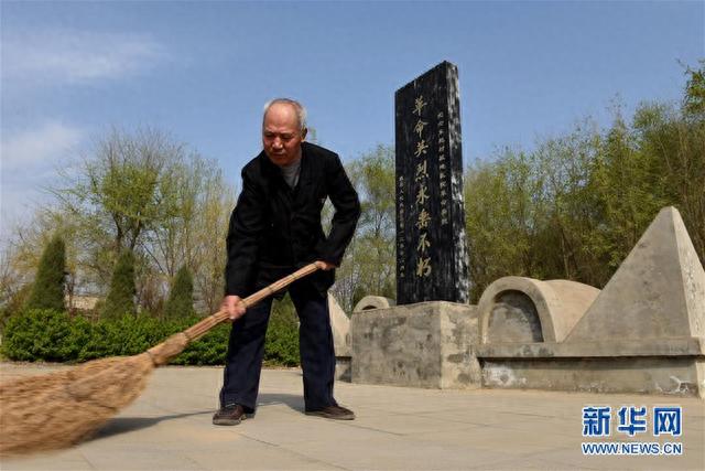 七旬老人守护无名烈士英灵