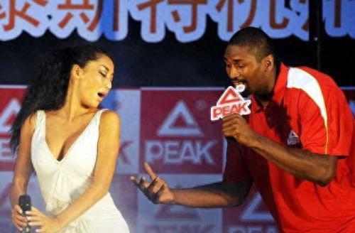 中国美女爱上NBA黑人球星，坦言”扛不住“而分手，原因意味深长