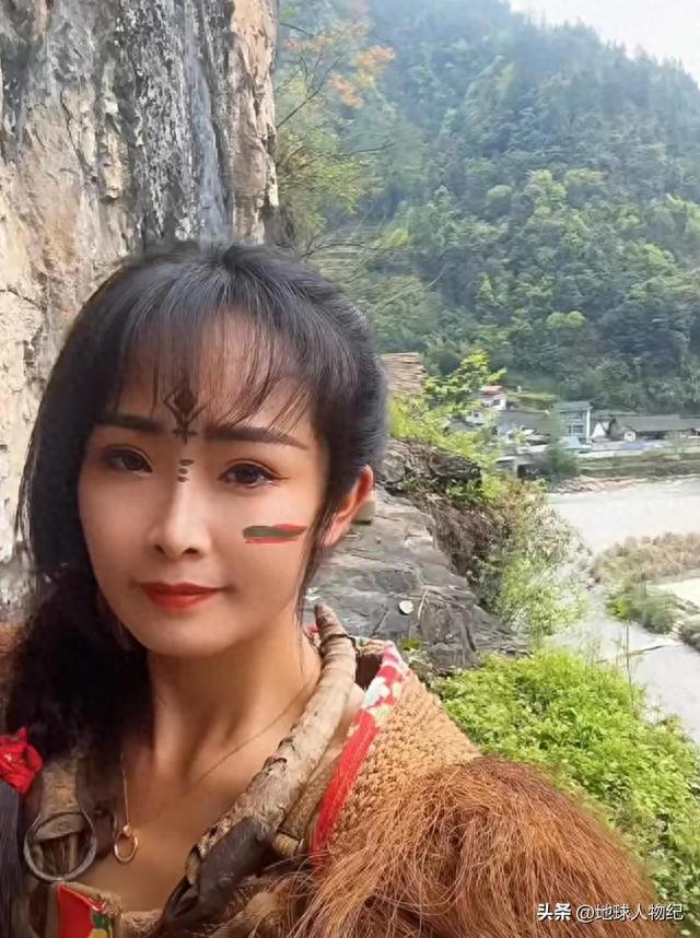 90后湖南美女在深山中穿蓑衣住蓑衣屋走红，赤脚爬山采蜂蜜真雷人