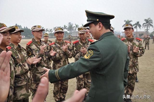 少将丁晓兵：战场上亲手割掉右臂的狠人，全军唯一敬“左手礼”