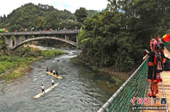 广西金秀瑶家“村晚”唱起来 非遗集市应声开