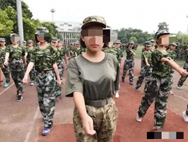 女大学生“透明军训服”走红，隐私被暴露在外，身材一览无余！