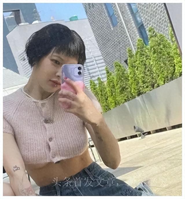 韩国女爱豆着装引争议，衣服短到露侧乳，网友：她们是在弘扬传统