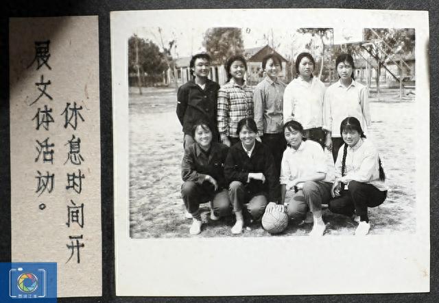 一本老相册，藏着年轻人的故事，46年前你会选择照片中哪个女孩