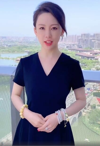 潘晓婷花式比心！烈焰红唇配黑色礼服气质出众，手上配饰抢镜