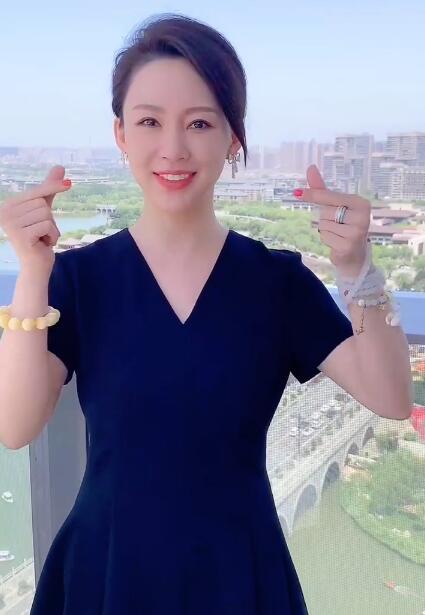 潘晓婷花式比心！烈焰红唇配黑色礼服气质出众，手上配饰抢镜