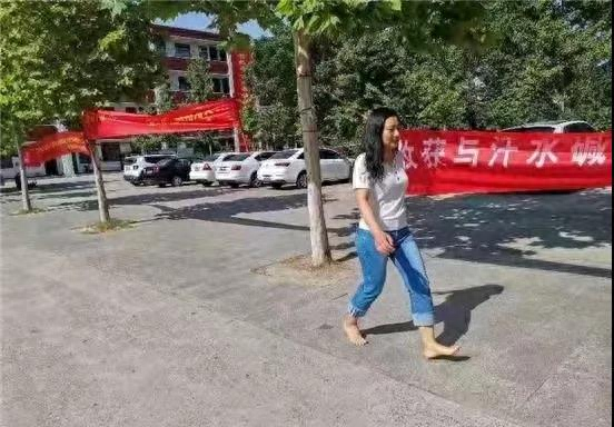 走红网络的“赤脚送考”女教师是咱南阳师范学院毕业生，6月8日下午，她通过本报示爱——喜欢南阳，祝母校更好