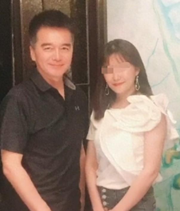 57岁许亚军与美女合影，搂肩喝酒好帅气，娶四任妻子最多相差12岁