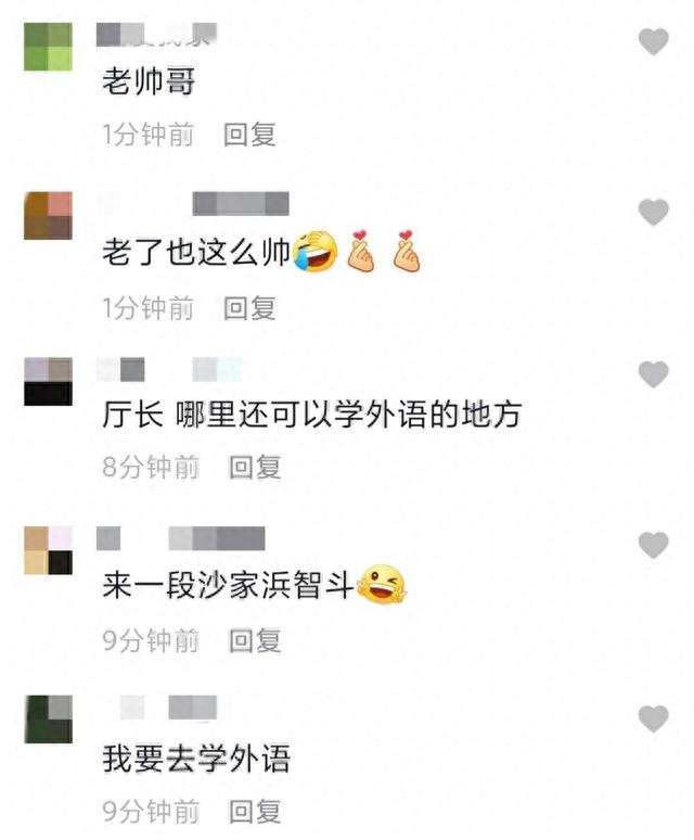 57岁许亚军与美女合影，搂肩喝酒好帅气，娶四任妻子最多相差12岁