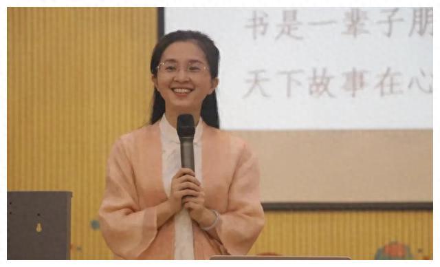 美女校长胡红梅堕落记：凭才貌走上巅峰，成“文字小偷”跌下神坛