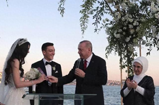 德国前国脚与美女大婚，证婚人竟然是土耳其总统
