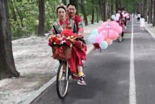 小夫妻用公共自行车做“婚车”走红，新娘：虽零成本，却是“梦中情婚”