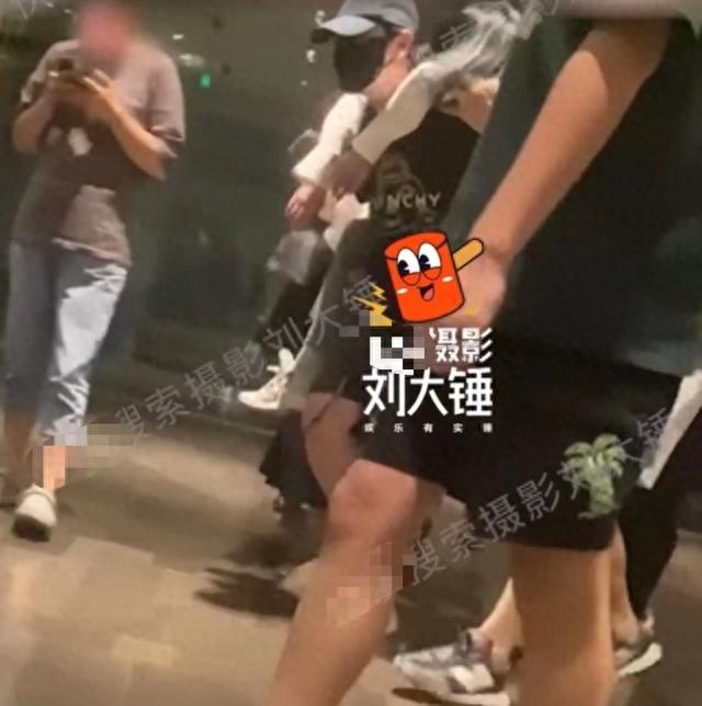 姜文等大佬深夜聚会，一美女被灌得烂醉如泥，黄晓明亲自背上车