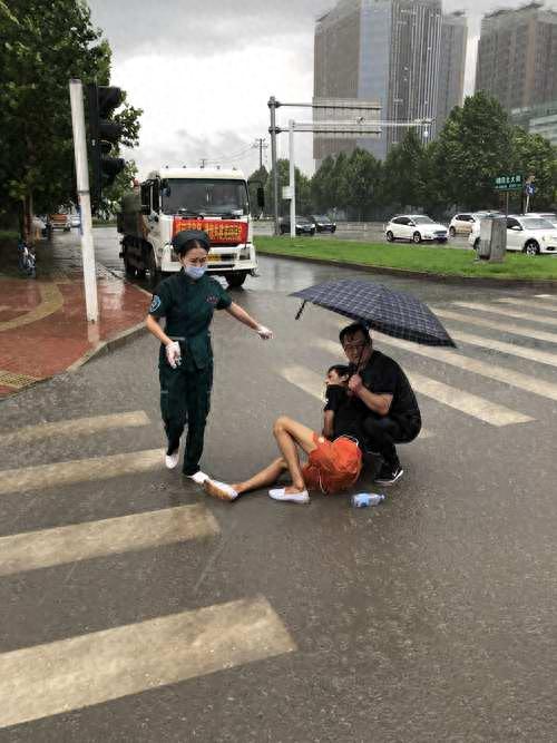 最美女护士！雨中俩男子发生事故，怀孕女护士浑身淋透救人