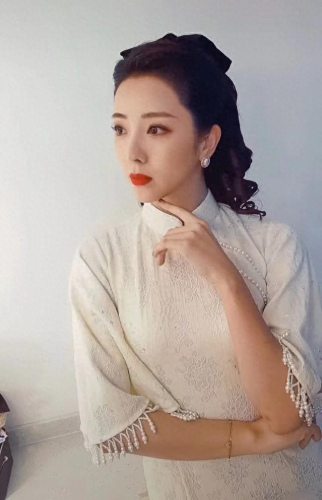 央视美女主持穿旗袍：董卿最有女人味，李思思最搞笑，朱迅最大气