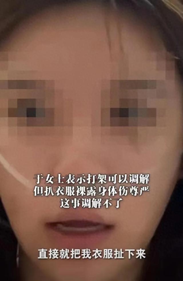 闹大了！电梯内狗尾巴扫腿，23岁女子在打斗中被扯下衣服露出胸部