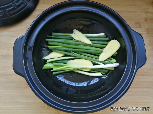 野生小鲫鱼怎么做好吃？教你一招，先煎后炖，好吃连鱼刺都不放过