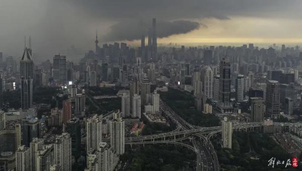 上海发布停课通知！台风预警升级为黄色！台风“灿都”可能于明天夜间登陆上海，大暴雨已在路上→