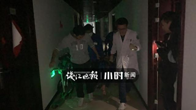 今天凌晨下沙一公寓发生煤气轰燃，一名男子重伤，邻居怀疑自杀