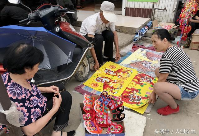 这地方的端午节习俗有点意思，家家门前竟贴老虎