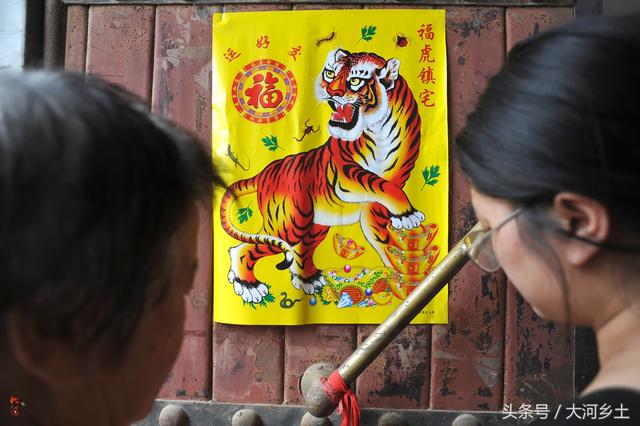 这地方的端午节习俗有点意思，家家门前竟贴老虎