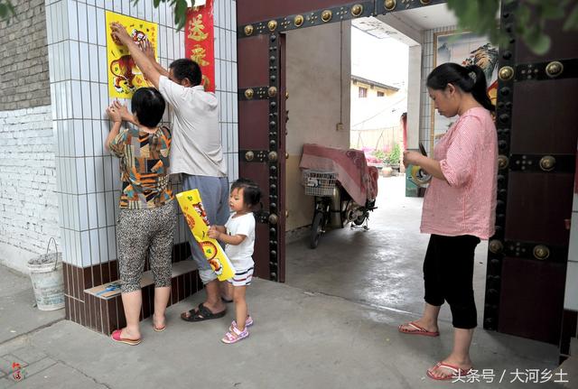 这地方的端午节习俗有点意思，家家门前竟贴老虎