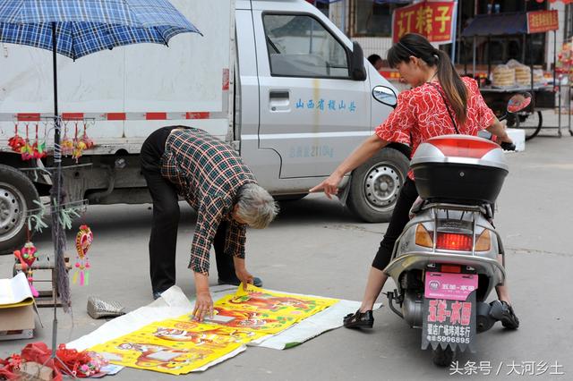 这地方的端午节习俗有点意思，家家门前竟贴老虎