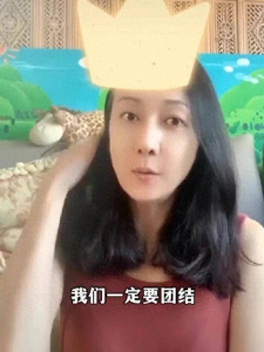 49岁的吴绮莉照样“辣妹性感”，网友热议：难怪成龙会犯错