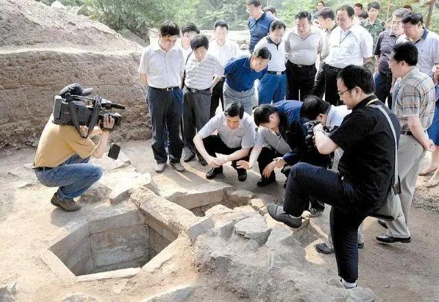 08年，山西古寺挖出唐代金棺，外包五层棺椁，金棺里面发现舍利子