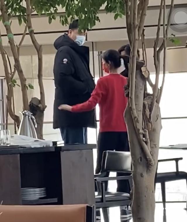 姚明一家现身豪华酒店！叶莉大长腿气质佳，12岁女儿身高近190cm