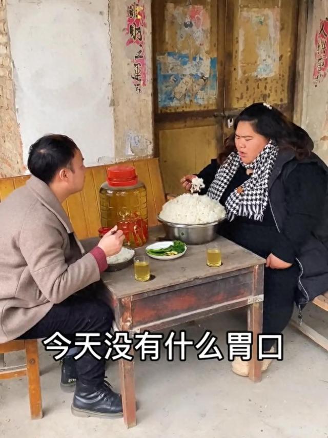 波妞：500斤女网红全网第一胖，力大如牛，和3个壮汉拔河纹丝不动