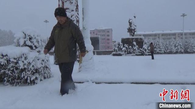 内蒙古大兴安岭满归林区落下首场降雪 积雪厚度超过20厘米