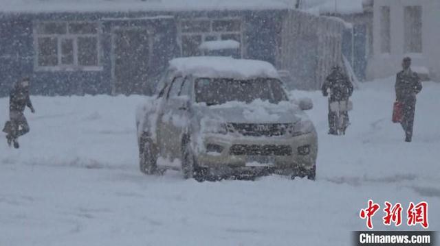 内蒙古大兴安岭满归林区落下首场降雪 积雪厚度超过20厘米