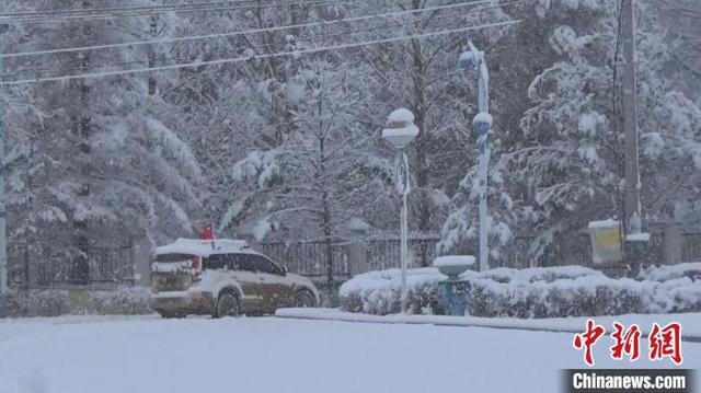 内蒙古大兴安岭满归林区落下首场降雪 积雪厚度超过20厘米