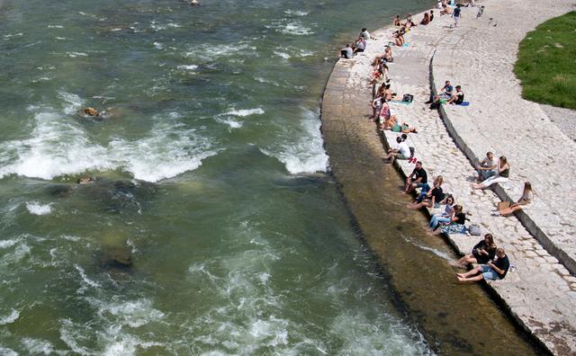 全球疫情此刻：欧美多地高温，民众扎堆海滩人潮涌动