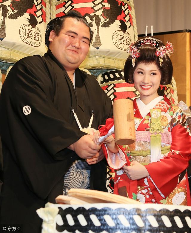 揭秘日本国粹相扑，体形巨大呈梨状，日本美女以嫁相扑选手为荣