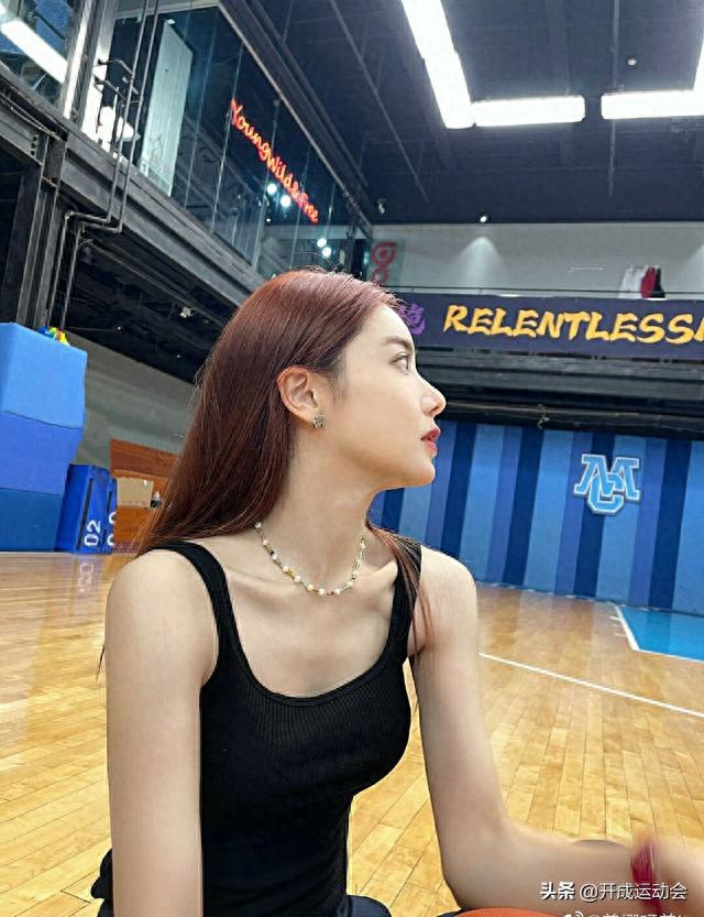 NBA主播美娜畅游新疆！28岁依旧单身，一身白色泳衣展现完美曲线