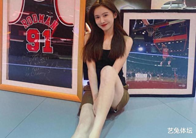 NBA女主播美娜再秀真功夫，站姿后劈腿一字马，詹蜜沸腾了