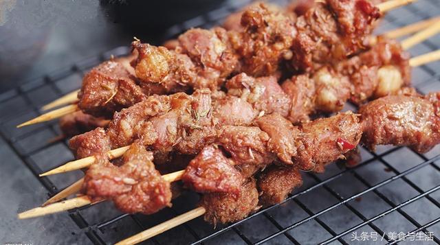 香烤羊肉串，这样腌制的羊肉烤出来又香又嫩，每次一上桌就一扫光