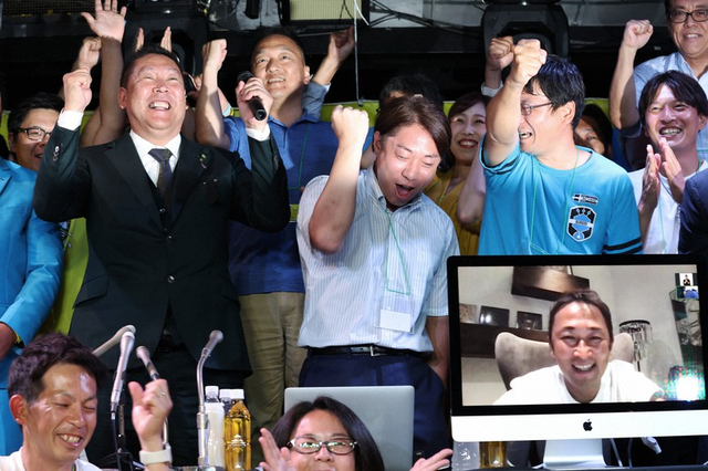 日本“瓜王”当选国会议员！曾爆小栗旬不雅照，承诺爆47明星丑闻