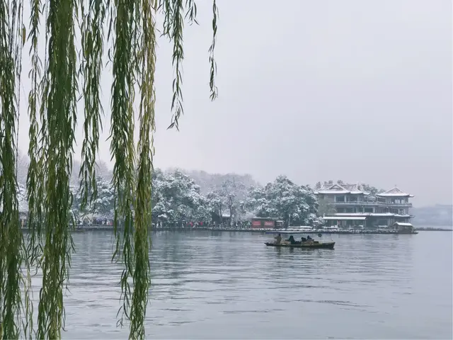 带你漫游西湖北线，远观宝石流霞，玉带白堤